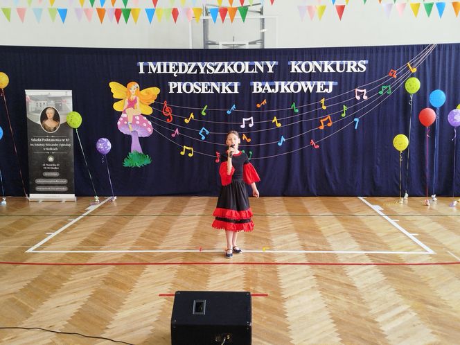 Uczniowie z klas I-III zaprezentowali w SP nr 10 w Siedlcach piosenki z różnych bajek