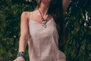 Sukienka maxi zasuszuje masywne nogi 