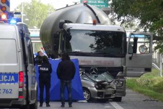 Ciężarówka zmiażdżyła bok małego seicento. 65-latka zginęła na miejscu