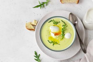 Zupa kalafiorowa z kurkumą i jajkiem poszetowym: szybki przepis na sycący posiłek