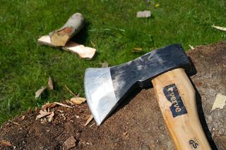 Sanok: Uderzył żonę siekierą, usłyszał zarzut usiłowania zabójstwa