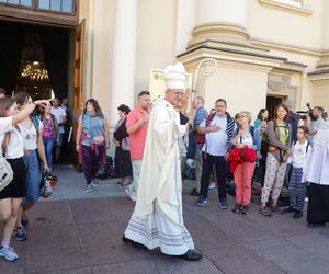 Metropolita warszawski abp Adrian Galbas po mszy świętej dla uczestników 45. Warszawskiej Akademickiej Pieszej Pielgrzymki Metropolitalnej na Jasną Górę