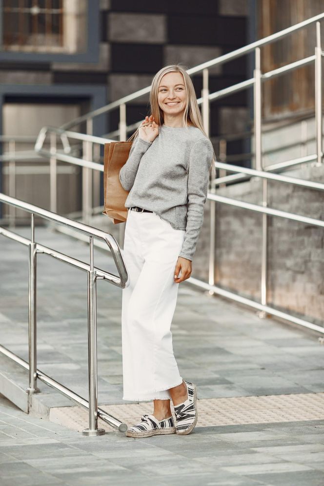 Spodnie culotte to must have tego lata. Jak je nosić w modnym stylu? 