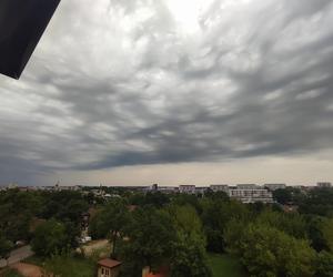 Nawałnice przechodzą przez Polskę. Ciemne chmury nad Białymstokiem