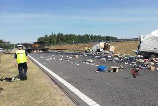 Karambol na trasie S7 pod Olsztynem - przepakowywali ładunek na pasie autostrady