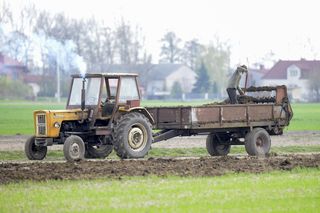 Rolnik wywiózł gnojówkę po terminie. Ukarany dwoma mandatami i wstrzymaniem dopłat 