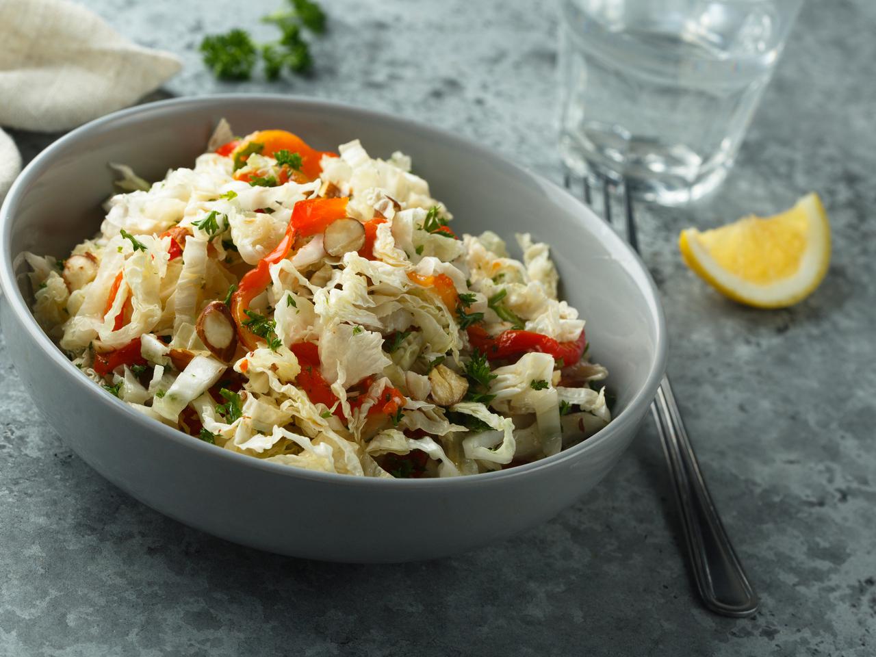 Sałatka pełna energii: kapusta, papryka, orzechy