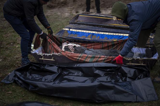 Horror pod Mariupolem. Rosjanie kopią masowe groby, zwożą ciała ciężarówkami