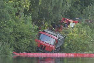 Legionowo: Ciężarówka wpadła do Kanału Żerańskiego! Do wody wylewa się paliwo [WIDEO, GALERIA]