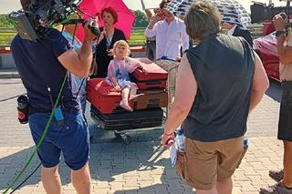 Barwy szczęścia po wakacjach 2023. Lea (Lena Sobota), Cezary Rawicz (Marcel Opaliński), Józefina (Elżbieta Jarosik), Małgorzata (Adrianna Biedrzyńska) na planie