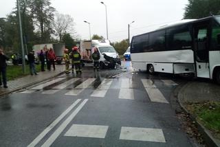 Zderzenie busa z samochodem dostawczym w Nowych Żukowicach