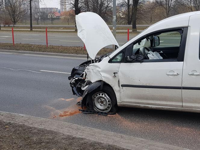 Wypadek na al. Jana Pawła II w Białymstoku. Kierujący zasłabł w samochodzie [ZDJĘCIA]