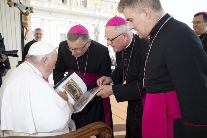 (od lewej) Biskupi Krzysztof Zadarko, Edward Dajczak i Zbigniew Zieliński w 2022 roku w Rzymie na spotkaniu z papieżem Franciszkiem