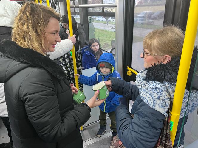 W gorzowskich autobusach elektrycznych przedstawiciele miasta rozdawali kubki i kalendarze