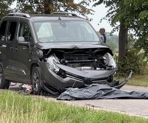 Tragedia pod Pruszkowem! Huknął motocyklem w osobówkę. Na ratunek nie było szans