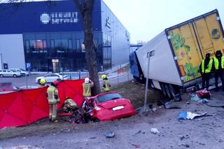Śmiertelny wypadek na DK14! Mieszkaniec Łodzi nie miał szans w zderzeniu z tirem [ZDJĘCIA]. 