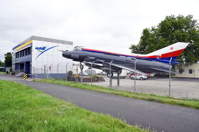 Myśliwiec Su-22 w barwach Bydgoszczy wita wjeżdżających do miasta 