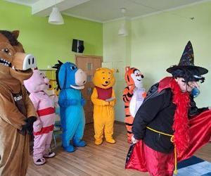 W strojach z Kubusia Puchatka odwiedzają najmłodszych! 