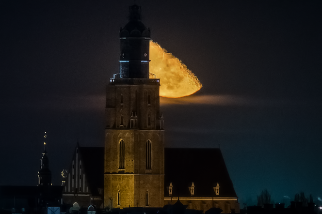 Słońce się chowa i wychodzi Księżyc