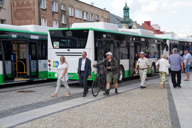 Zaprezentowano pierwsze 20 autobusów elektrycznych w Białymstoku. Od poniedziałku pojawią się na ulicach miasta [ZDJĘCIA]