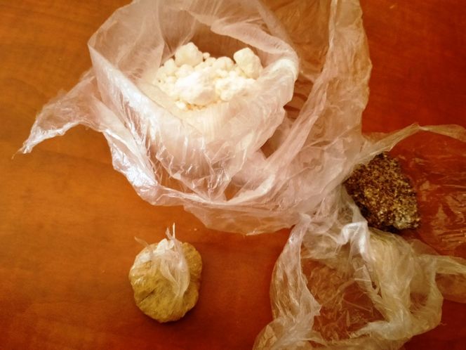 Schował się pod materacem w dziecięcym pokoju. Miał broń i narkotyki. 33-latek usłyszał zarzuty