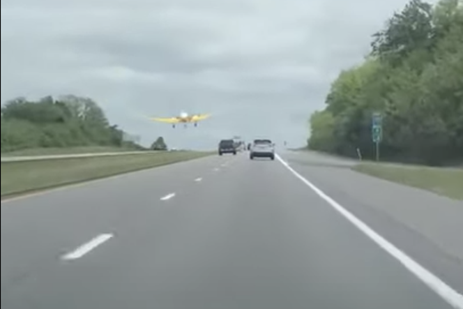 Samolot ląduje awaryjnie na ruchliwej autostradzie w Missouri