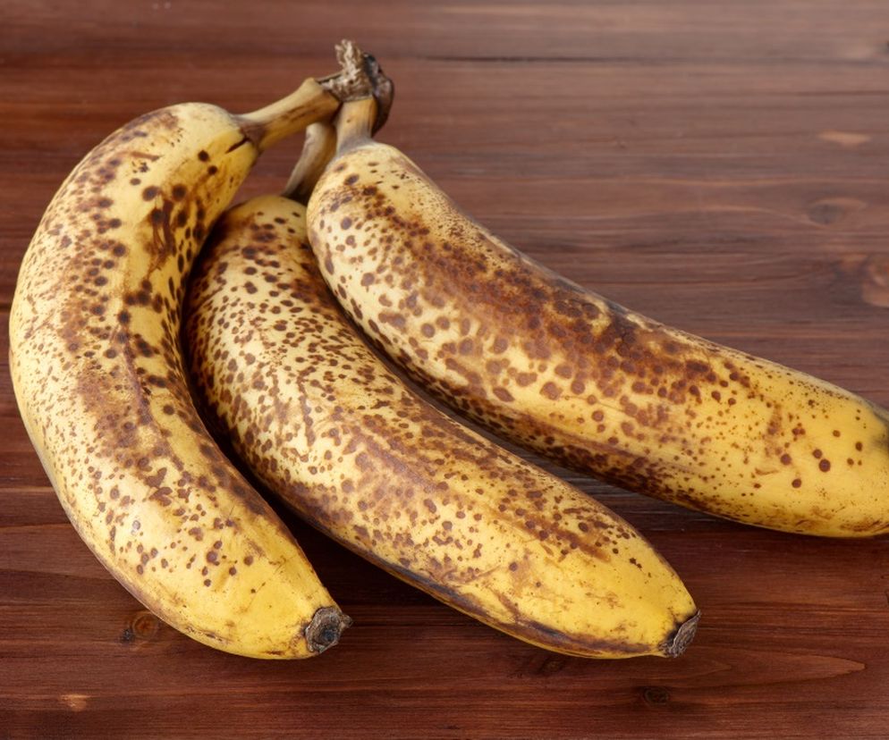 Banany z brązowymi kropkami. Czy można je jeść?