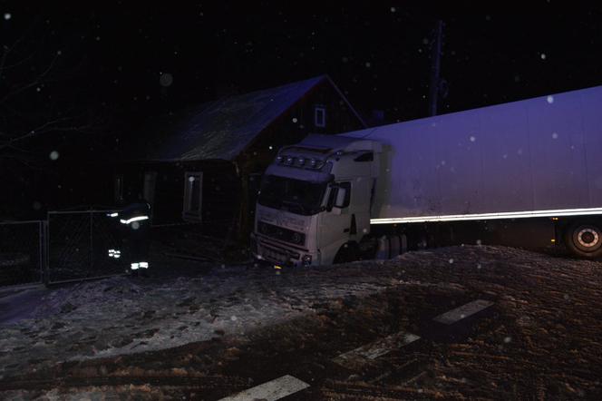 Podkarpacie: Tir wjechał w budynek mieszkalny