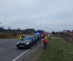 Poranny wypadek na drodze nr 42 w Kuczowie. Zderzyły się dwa auta osobowe i bus