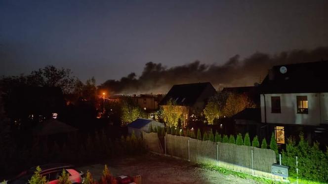  Pożar hali produkcyjnej w Mikołowie - Kamionce. Na miejscu kilkanaście zastępów straży! 