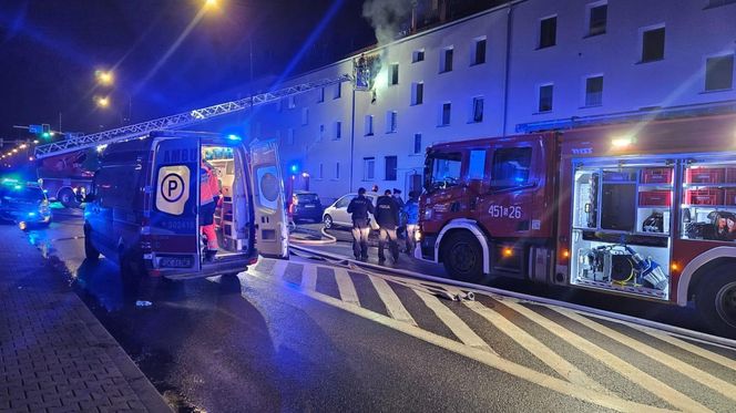 Nocny pożar w Gliwicach. Świadek usłyszał wołanie o pomoc. Z okna wydobywały się płomienie