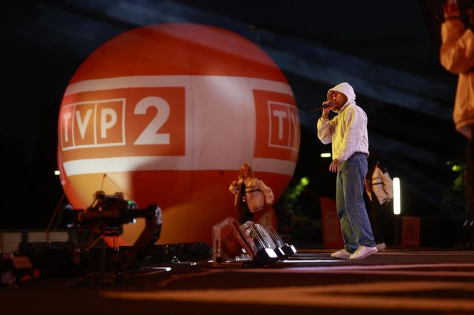 Michał Szpak tak się przejął na scenie, że zgubił mikrofon! Na szczęście nie był sam