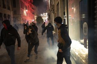 Francja: Policja brutalnie rozpędza demonstrujących