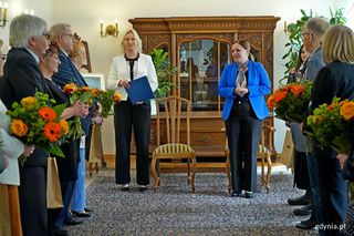 Prezydent Aleksandra Kosiorek i Agata Lipińska, zastępczyni kierownika Urzędu Stanu Cywilnego w Gdyni uhonorowały małżeństwa z długim stażem
