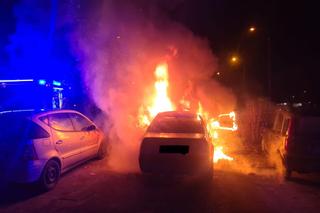 Samochód połonął jak pochodnia. Obok stały zaparkowane inne auta