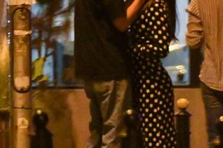 Julia Wieniawa i Nikodem Rozbicki całują się na ulicy