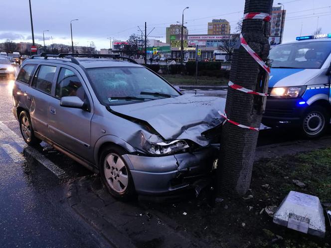 Samochód uderzył w latarnię. Mężczyzna trafił do szpitala
