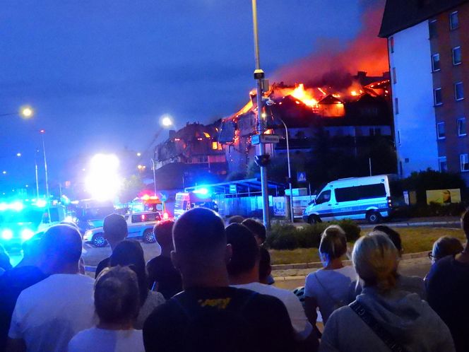 Pożar w Ząbkach. Strażacy przeszukują pogorzelisko