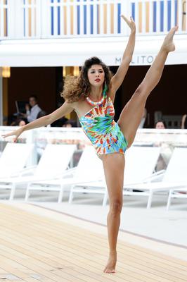 Seksowne ciała w kostiumach kąpielowych. Pokaz bikini w Paryżu