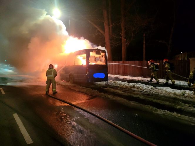 Bus stanął w ogniu! Samochód doszczętnie spłonął