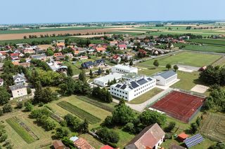 Szkoła Podstawowa w Domaniewie „nie ma ani jednego ciemnego zaułka”. Punktem wyjścia był projekt termomodernizacji 