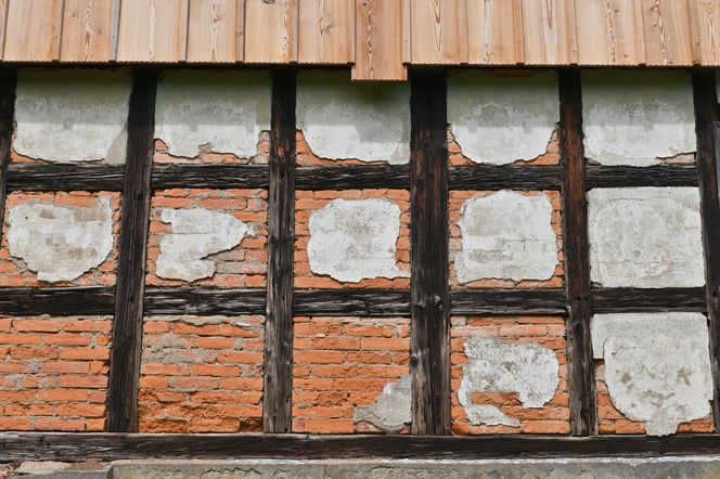 Zabytkowy dom kowala z kuźnią przechodzi remont - prace prowadzi Witold Podsiadło, spec nad spece w dziedzinie tradycyjnego budownictwa Dolnego Śląska.