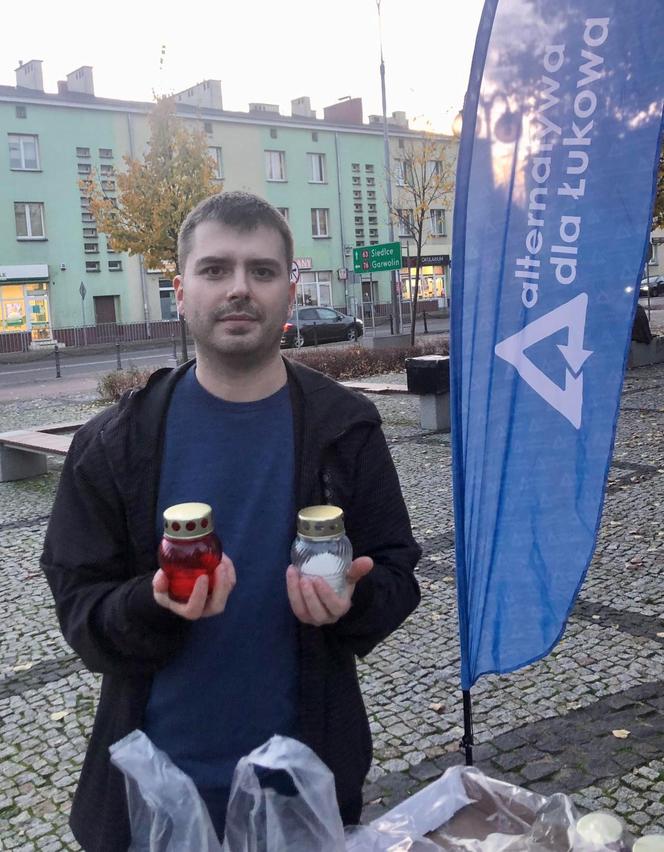 „Alternatywni” rozdawali znicze na Placu Solidarności i Wolności w Łukowie