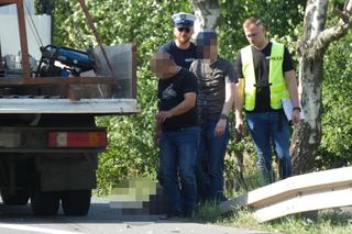 Wymusił pierwszeństwo przed motocyklistą. 62-latek wpadł pod ciężarówkę. Zginął na miejscu
