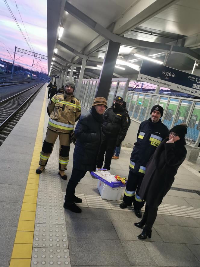 RZESZÓW. Rozdają jedzenie i wodę uchodźcom z Ukrainy. Ci w głąb kraju uciekają pociągami