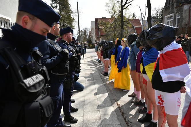 Gdańsk. Protest kobiet przed rosyjskim konsulatem: worki na głowie i zaplamiona na czerwono bielizna [ZDJĘCIA] 