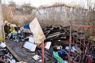 Pożar opuszczonego domu w Redzie. To tutaj zginęły trzy osoby. Zdjęcia z miejsca tragedii