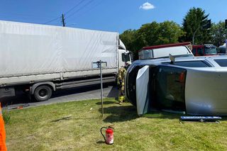 Zablokowana DK 12 w Kąkolewie koło Leszna. Po kolizji z udziałem dwóch samochodów