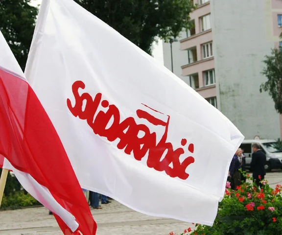 Nauczyciele rozpoczynają protesty w szkołach. Już wywieszają flagi