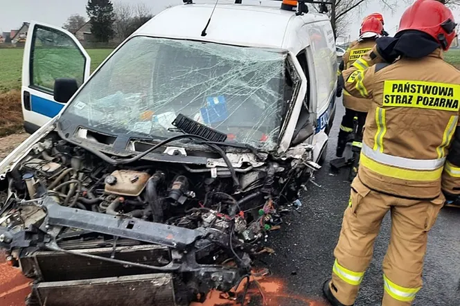 Czołowe zderzenie pogotowia wodnego z mercedesem na prostym odcinku DW 454